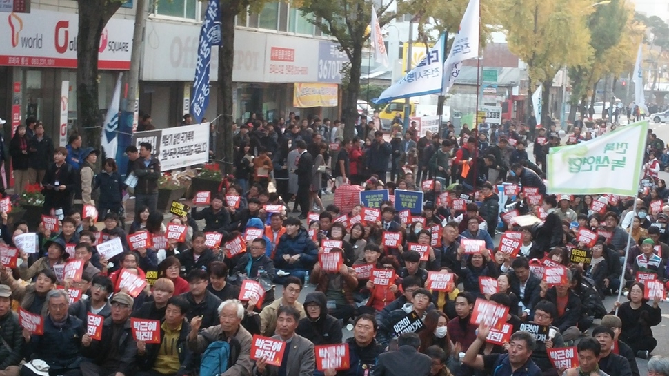 5일 오후 5시 전주시청 앞 도로에서 박근혜 정권 퇴진을 위한 전북도민 총궐기대회가 열렸다. 박임근 기자