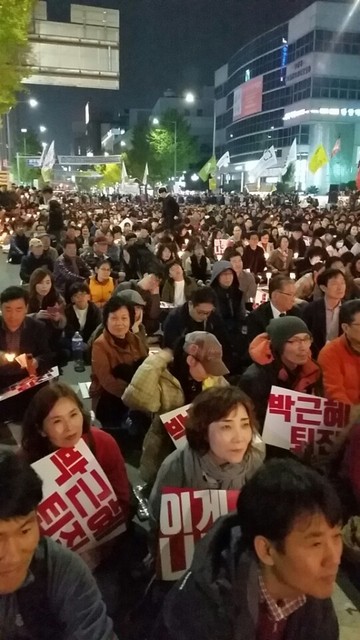 5일 광주 금남로에서 열린 광주시국촛불대회에서 시민들이 ‘박근혜 퇴진’이라고 적힌 팻말과 촛불을 들고 집회를 열고 있다.