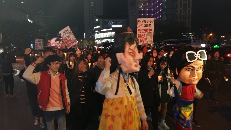 울산에서도 5일 오후 5시부터 시내 롯데백화점 앞에서 시민·노동자·학생 1000여명이 모여 ‘박근혜 퇴진 시민대회’와 거리행진을 벌였다.
