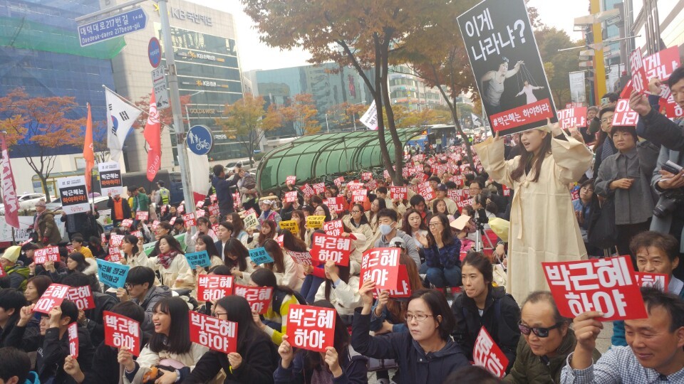 5일 오후 대전 서구 둔산동 갤러리아타임월드 앞에 모인 시민들이 손팻말을 들고 ‘박근혜 하야’를 요구하고 있다.