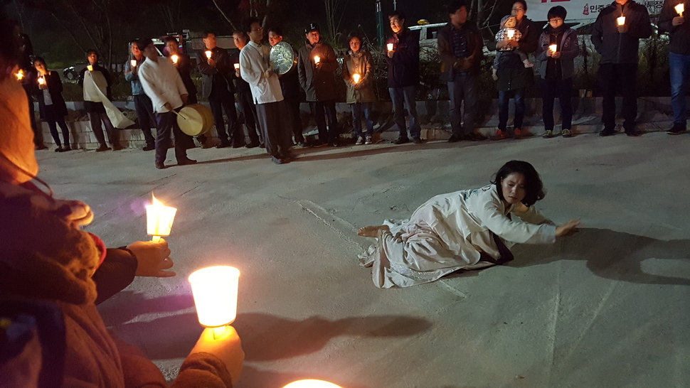 5일 밤 10시 전남 보성군 보성읍 보성장례식장에 도착한 운구행렬을 맞이하는 촛불과 살풀이 공연