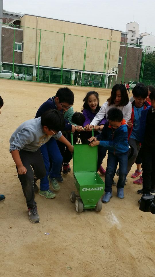 경기도 시흥초 학생들이 학교 내 자유 놀이 시간에 반 친구들과 함께 즐겁게 놀고 있다. 이 학교는 4학년, 6학년의 한 반을 선정해 한 학기 내내 일주일에 60분씩 자유 놀이 시간을 줬다. 양선아 기자