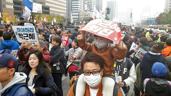 5일 오후 서울 광화문광장에서 최순실 국정농단을 규탄하는 분노문화제가 열려 참가자들이 손팻말을 들고 구호를 외치고 있다. 신소영 기자 viator@hani.co.kr 5일 오후 서울 광화문광장에서 최순실 국정농단을 규탄하는 분노문화제가 열려 참가자들이 손팻말을 들고 구호를 외치고 있다. 신소영 기자 viator@hani.co.kr