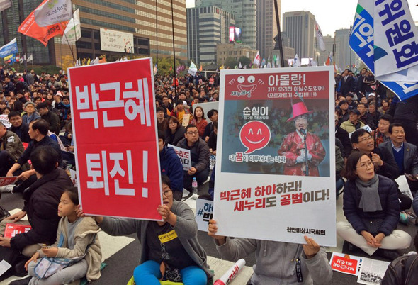 ‘비선실세’ 최순실씨의 국정농단 진상 규명과 박근혜 대통령 퇴진을 요구하는 촛불집회가 5일 오후 서울 광화문광장에 참석한 시민들이 가득메운채 대규모집회가 열리고 있다. 연합뉴스 ‘비선실세’ 최순실씨의 국정농단 진상 규명과 박근혜 대통령 퇴진을 요구하는 촛불집회가 5일 오후 서울 광화문광장에 참석한 시민들이 가득메운채 대규모집회가 열리고 있다. 연합뉴스
