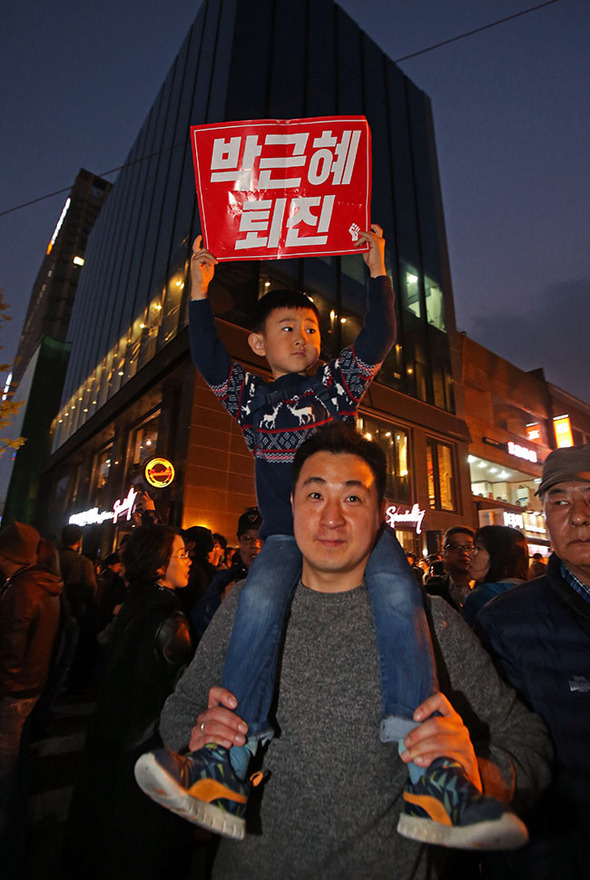 5일 저녁 최순실 국정농단 의혹을 규탄하는 2차 범국민행동 %!^a이게나라랴 박근혜 퇴진하라%!^a 집회가 열린 뒤 참가자들이 종로쪽 행진을 마친 뒤 다시 광화문 광장에서 문화재를 하고 있다.신소영 기자 viator@hani.co.kr 5일 저녁 최순실 국정농단 의혹을 규탄하는 2차 범국민행동 %!^a이게나라랴 박근혜 퇴진하라%!^a 집회가 열린 뒤 참가자들이 종로쪽 행진을 마친 뒤 다시 광화문 광장에서 문화재를 하고 있다.신소영 기자 viator@hani.co.kr