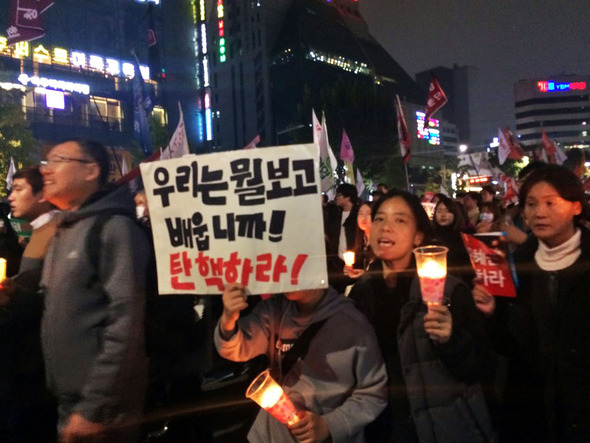 5일 저녁 최순실 국정농단 의혹을 규탄하는 2차 범국민행동 %!^a이게나라랴 박근혜 퇴진하라%!^a 집회가 열린 뒤 참가자들이 종로쪽 행진을 마친 뒤 다시 광화문 광장에서 문화재를 하고 있다. 박수진기자 jjinpd@hani.co.kr 5일 저녁 최순실 국정농단 의혹을 규탄하는 2차 범국민행동 %!^a이게나라랴 박근혜 퇴진하라%!^a 집회가 열린 뒤 참가자들이 종로쪽 행진을 마친 뒤 다시 광화문 광장에서 문화재를 하고 있다. 박수진기자 jjinpd@hani.co.kr