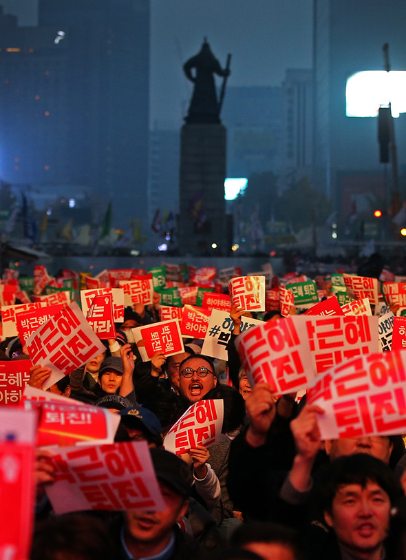 5일 저녁 최순실 국정농단 의혹을 규탄하는 2차 범국민행동 %!^a이게나라랴 박근혜 퇴진하라%!^a 대규모집회가 광화문광장에서 열리고 있다. 신소영기자 viator@hani.co.kr 5일 저녁 최순실 국정농단 의혹을 규탄하는 2차 범국민행동 %!^a이게나라랴 박근혜 퇴진하라%!^a 대규모집회가 광화문광장에서 열리고 있다. 신소영기자 viator@hani.co.kr