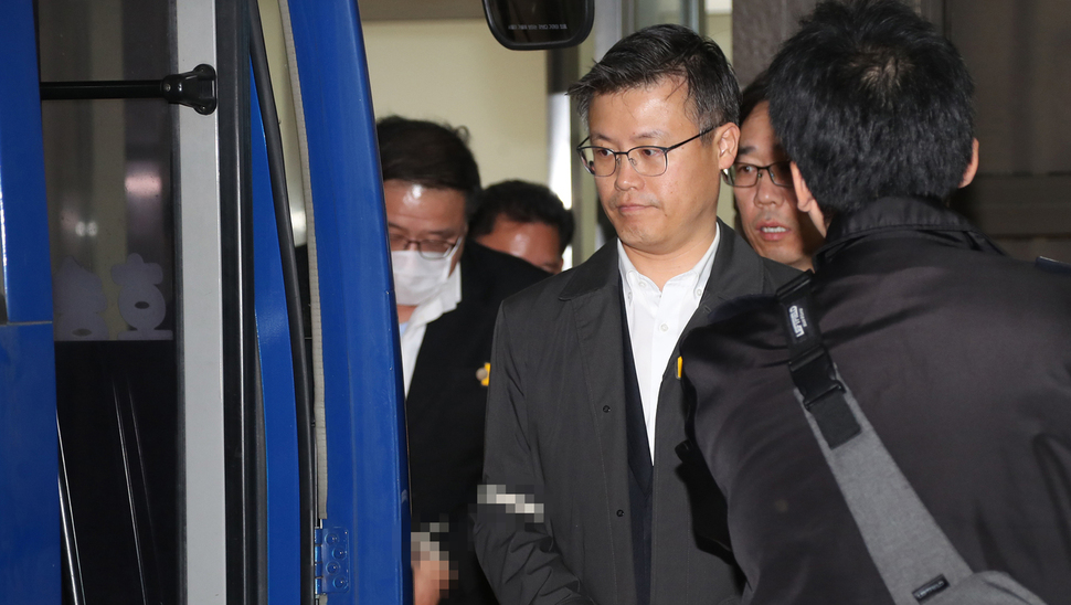 공무상 비밀누설 등 혐의로 체포된 정호성 전 청와대 부속비서관(앞)과 안종범 전 청와대 정책조정수석비서관(뒤)이 5일 오전 검찰 조사를 받은 후 서울 서초구 서울중앙지검을 나와 구치소로 가는 호송차량에 타고 있다. 연합뉴스