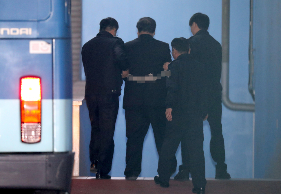 5일 영장실질심사(구속 전 피의자심문)을 받기 위해 서울 서초동 서울중앙지법에 들어서는 안종범 전 청와대 정책조정수석. 사진 연합뉴스