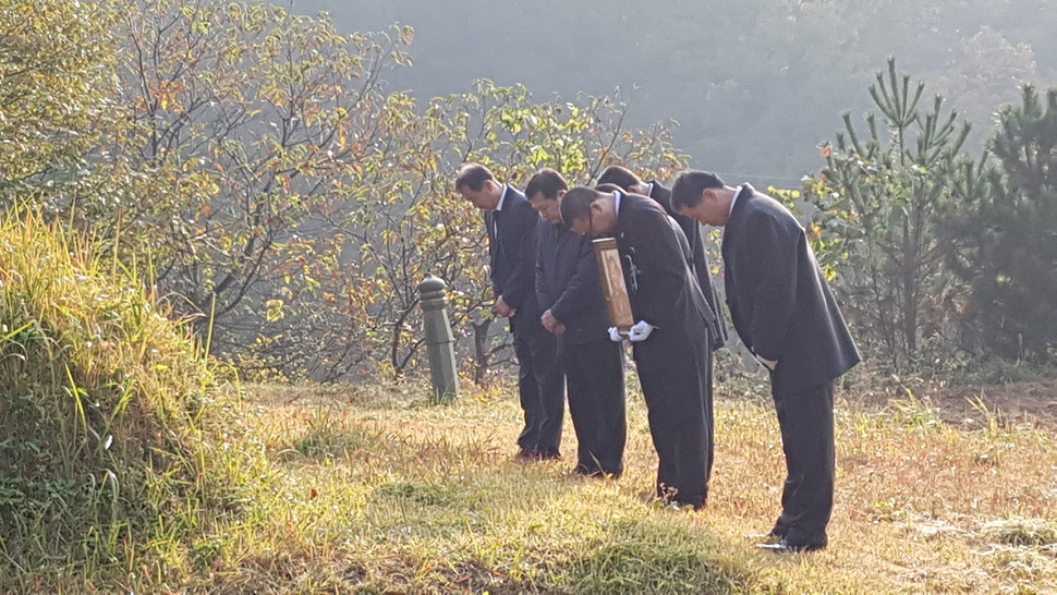 백남기씨의 영정이 6일 오전 아버지 묘소를 찾아 이별을 고하고 있다.