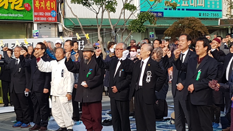 전남 보성군민들이 6일 오전 전남 보성군 보성역 앞에서 백남기씨의 노제를 열고 폭력없는 세상을 만들겠다고 다짐했다.