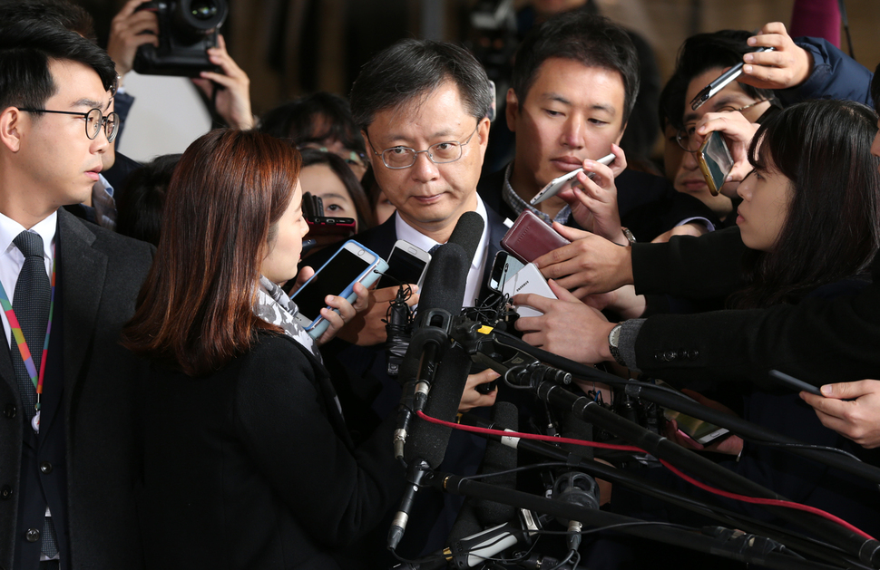 우병우 전 청와대 민정수석이 6일 오전 서울 서초동 서울중앙지검에 횡령과 직권남용 혐의에 대한 피고발인 조사를 받으러 나와 기자들의 질문에 답하고 있다. 김정효 기자 hyopd@hani.co.kr