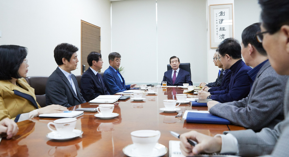 한광옥 대통령 비서실장이 6일 청와대에서 수석비서관회의를 주재하고 있다. 한 비서실장은 이 자리에서 “국정 혼란과 공백을 막고 정부 본연의 기능을 조속히 회복할 수 있도록 비장한 각오로 업무에 임해야 한다”고 강조했다. 왼쪽부터 김현숙 고용복지, 현대원 미래전략, 배성례 홍보, 최재경 민정수석, 한 비서실장. 청와대 제공