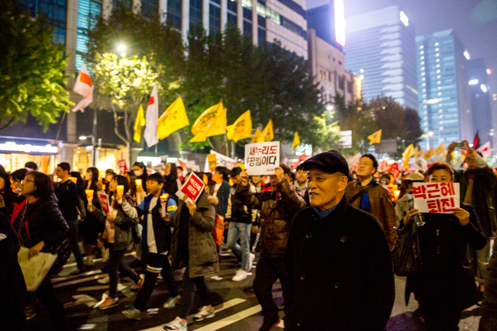 5일 저녁 서울 광화문광장으로 향하는 종로 일대 행진에 도올 김용옥이 시민·학생들과 함께하고 있다. 통나무출판사 제공
