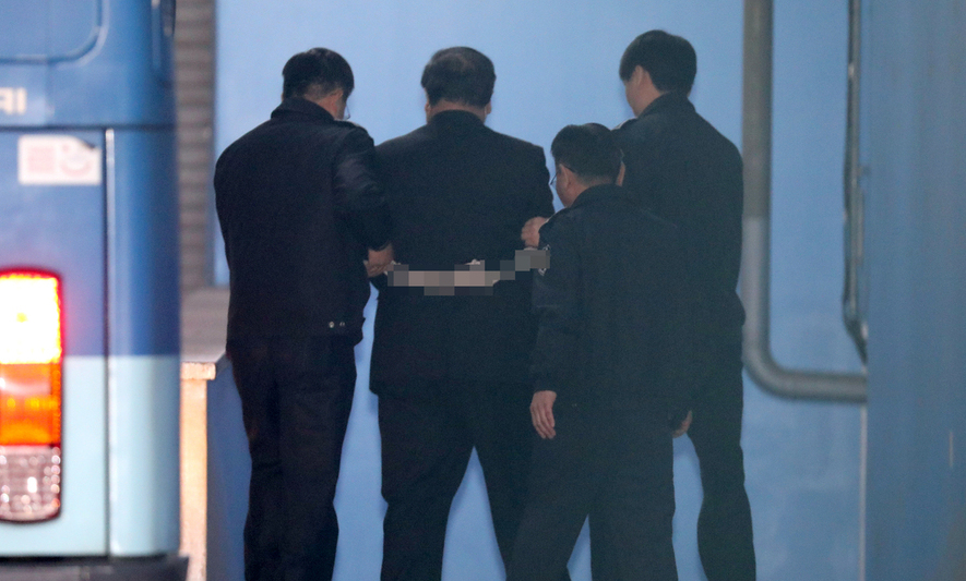 [속보] 법원, ‘왕수석’ 안종범·‘문고리 3인방’ 정호성 구속영장 발부