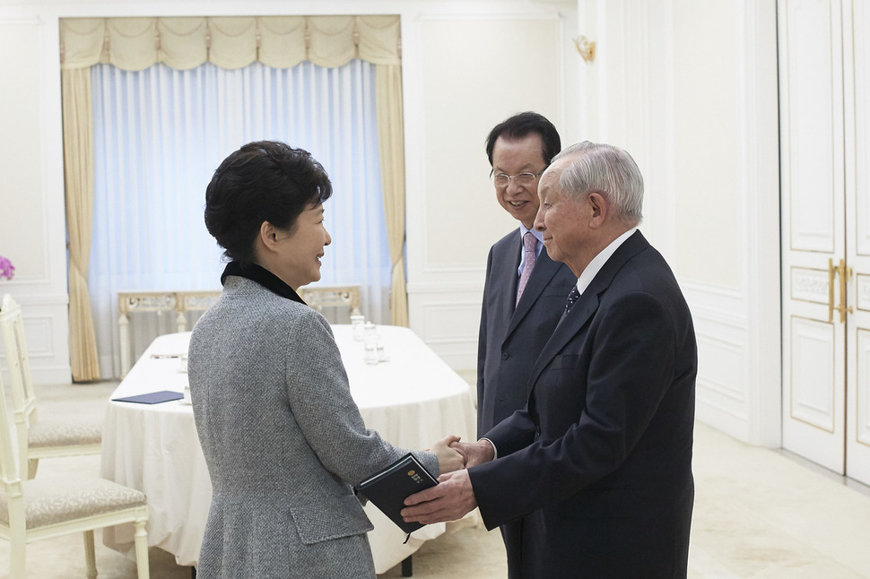 박근혜 대통령이 7일 청와대를 방문한 김장환 목사(극동방송 이사장)와 악수를 하고 있다. 가운데는 김삼환 목사(명성교회 원로) 청와대 제공