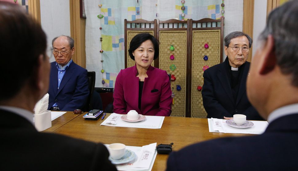 추미애 더불어민주당 대표가 7일 오후 서울 여의도 한 식당에서 민주평화 포럼 대표단과 간담회를 하고 있다. 연합뉴스