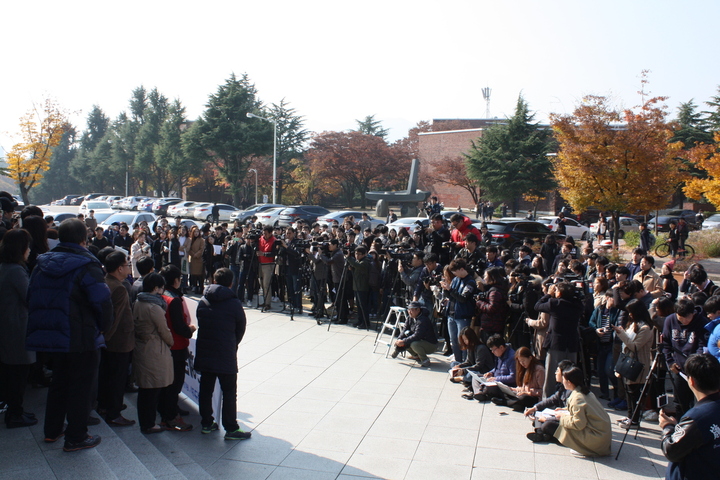 8일 낮 12시 경북 경산 영남대 중앙도서관 앞에서 영남대 교수들이 기자회견을 열어 박근혜 대통령의 하야를 요구하는 시국선언을 하자 주변에 학생들이 몰려들고 있다. 김일우 기자 cooly@hani.co.kr