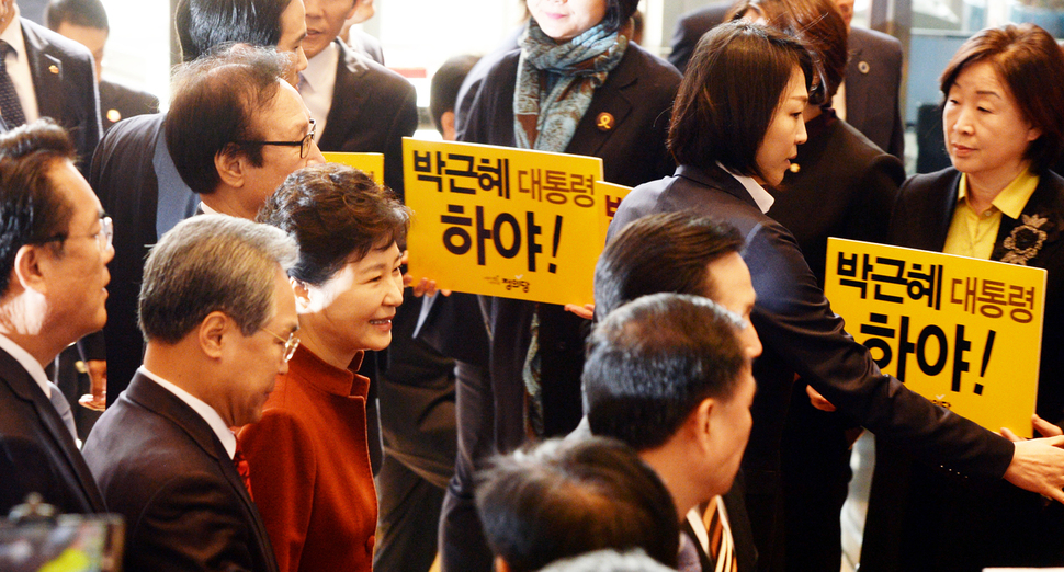 8일 오전 박근혜 대통령이 정세균 국회의장과 정국 해법을 논의하기 위해 국회 본관에 들어서자 야당의원들이 손피켓을 들고 시위를 하고 있다. 국회사진기자단