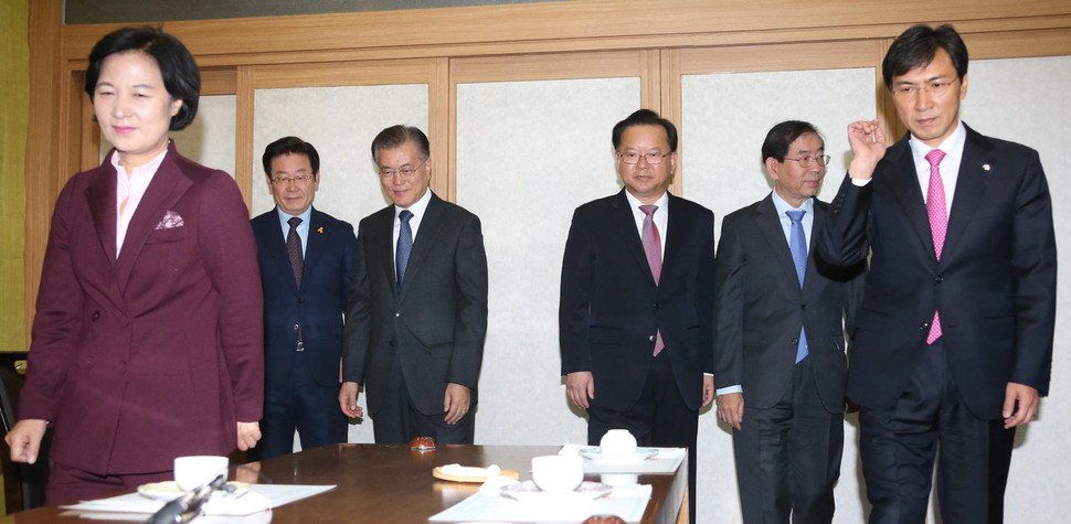더불어민주당 추미애 대표와 대선후보로 거론되는 인사들이 8일 오전 서울 여의도의 한 식당에서 만나 박근혜-최순실 게이트로 인한 국정혼란 상황에 대한 수습책을 논의하기에 앞서 보도진을 위해 포즈를 취한 뒤 자리로 향하고 있다. 왼쪽부터 이재명 성남시장, 문재인 전 대표, 추 대표, 김부겸 의원, 박원순 서울시장, 안희정 충남지사. 이정우 선임기자 woo@hani.co.kr