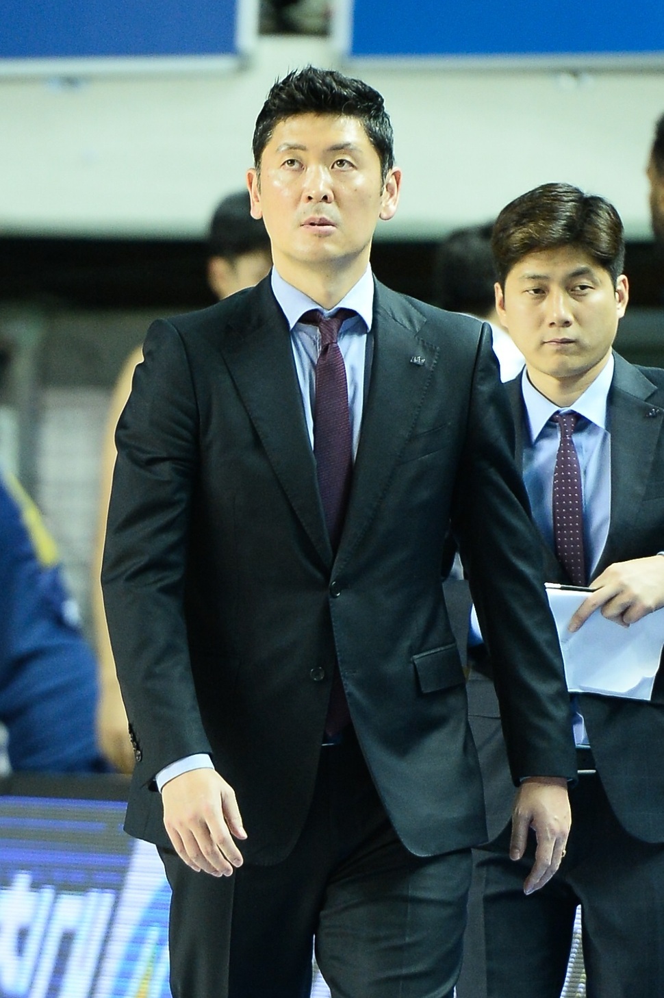 추승균 전주 케이씨씨 감독이 8일 안방인 전주체육관에서 열린 프로농구 서울 삼성과의 경기에서 패배하 뒤 걸어나가고 있다. KBL 제공