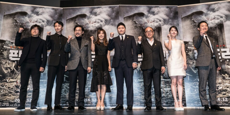 9일 제작보고회에 참석한 <판도라> 박정우 감독과 배우들. 왼쪽부터 배우 김남길, 정진영, 문정희, 김대명, 강신일, 김주현, 유승목. 뉴 제공