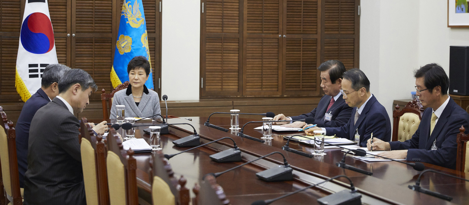 박근혜 대통령은 오늘 오후 청와대에서 미 대선 관련해 개최된 NSC 상임위원회 결과에 대해 보고 받았다. 이자리에서 박 대통령은 북핵 미사일 위협이 날로 고조되고 있는 엄중한 상황임을 감안해 인수위 단계부터 미 차기 행정부와의 협력 관계를 조기에 구축해 줄 것을 당부했다.청와대 제공