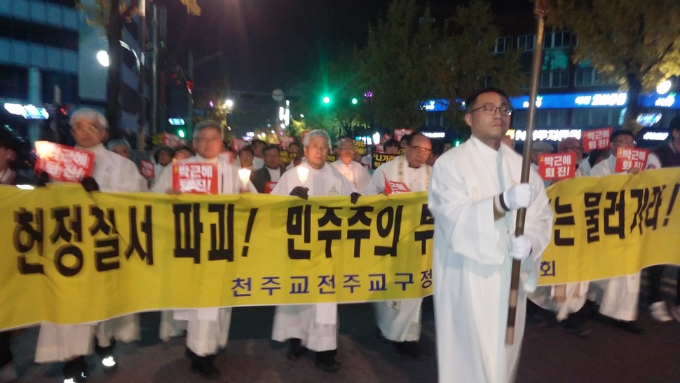천주교 전주교구가 9일 저녁 시국미사를 마치고 중앙성당에서 전동성당까지 구호를 외치지 않고 행진하고 있다. 박임근 기자