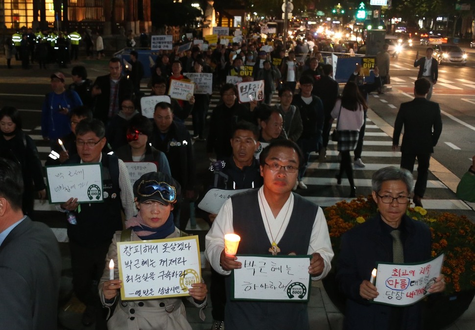 희망버스언론 등 시민단체 회원과 시민들이 지난달 27일 저녁 서울 광화문 거리에서 최순실씨의 국정농단과 이에 대한 박근혜 대통령의 책임을 규탄하는 행진을 벌이고 있다. 이정우 선임기자 woo@hani.co.kr