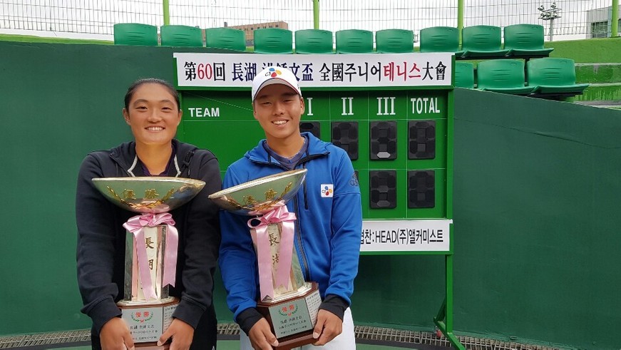 정윤성(오른쪽)과 이은혜가 10일 장충장호테니스장에서 열린 제60회 장호 홍종문배 전국주니어테니스대회 남녀단식에서 각각 우승을 차지한 뒤 트로피를 들고 환하게 웃고 있다. 스포티즌 제공