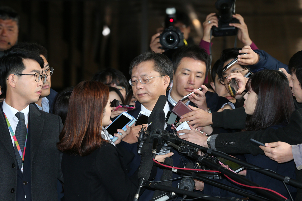 우병우 전 청와대 민정수석이 6일 오전 서울 서초동 서울중앙지검에 횡령과 직권남용 혐의에 대한 피고발인 조사를 받으러 나와 ‘가족 회사인 정강의 자금 유용 여부’를 묻는 기자를 노려보고 있다. 김정효 기자 hyopd@hani.co.kr