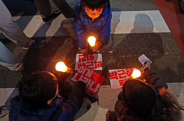 지난 5일 저녁 최순실 국정농단 의혹을 규탄하는 2차 범국민행동 집회 참가자들이 종로쪽 행진을 마친 뒤 광화문 광장에서 문화재를 하고 있다. 신소영 기자 viator@hani.co.kr