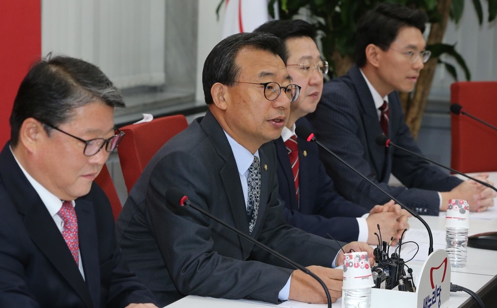 이정현 새누리당 대표가 10일 오전 국회에서 열린 최고위원회의에서 발언하고 있다. 이 대표는 문재인 전 더불어민주당 대표를 겨냥해 “대통령의 국군 통수권과 계엄발동권까지 넘기라고 발언한 것은 초헌법적이고 반헌법적이다. 문 전 대표의 해명을 꼭 들어야겠다”고 비판했다. 왼쪽부터 조원진 최고위원, 이 대표, 이장우·유창수 최고위원. 강창광 기자 chang@hani.co.kr