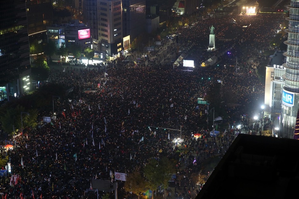 지난 5일  2차 범국민행동 촛불집회에 20만명(주최측 추산)이 모였다. 강창광 기자