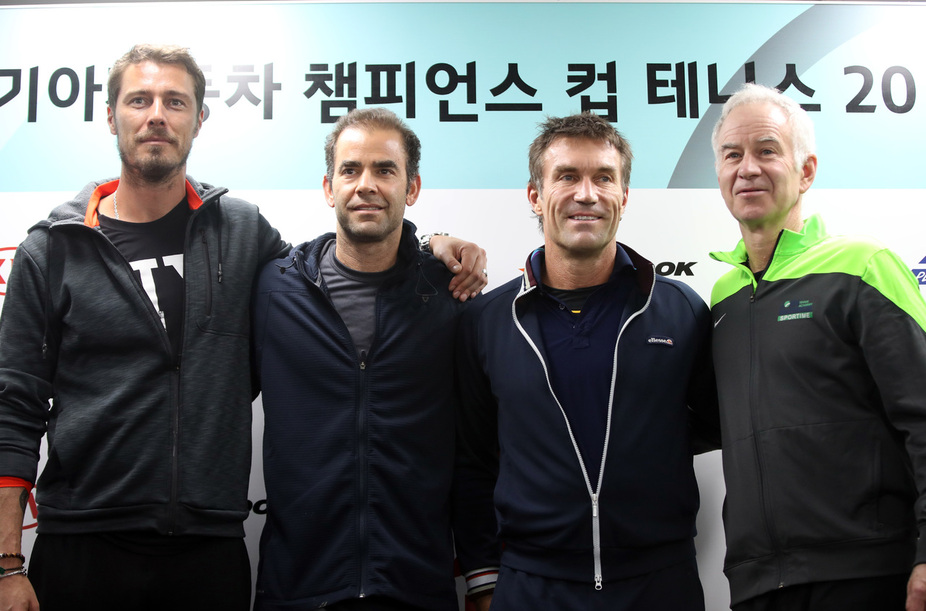 11일 서울 송파구 SK핸드볼경기장에서 열린 남자프로테니스(ATP) 챔피언스투어 기아 챔피언스컵 미디어데이에서 마라트 사핀(왼쪽부터), 피트 샘프러스, 패트 캐시, 존 매켄로가 포즈를 취하고 있다. 연합뉴스