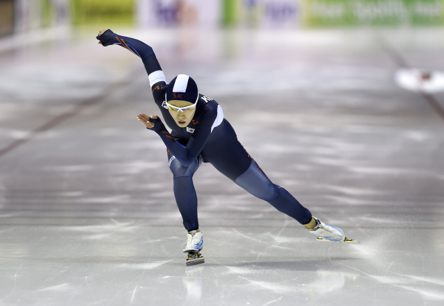 이상화 여자 500m 역주 모습. <한겨레> 자료사진