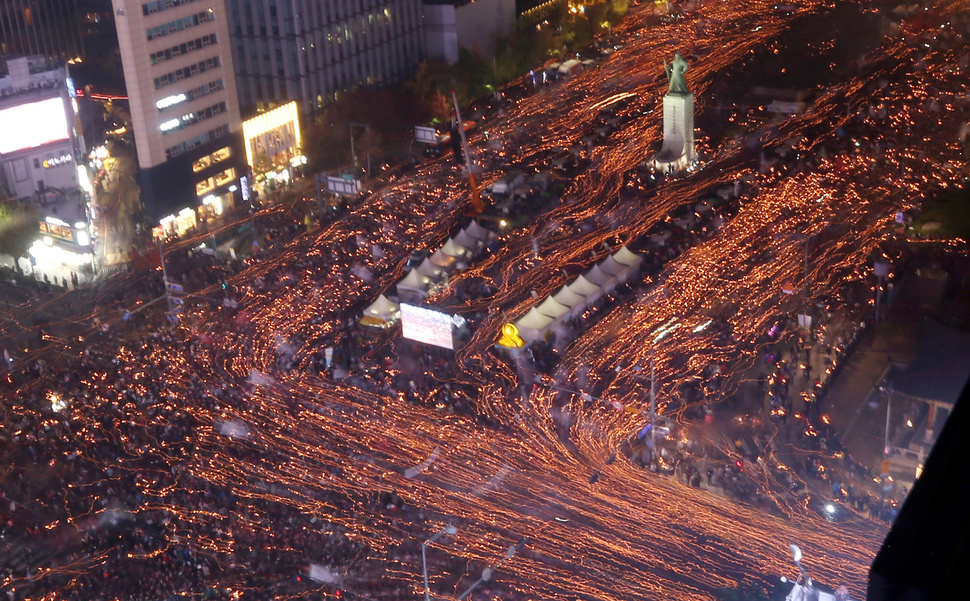 지난 5일 저녁 서울 광화문광장에서 진행된 ‘모이자! 분노하자! 내려와라 박근혜 2차 범국민행동’에 참여한 20만명의 시민·학생들이 문화제를 마친 뒤 종로 방향으로 거리행진을 시작하고 있다. 강창광 기자 chang@hani.co.kr