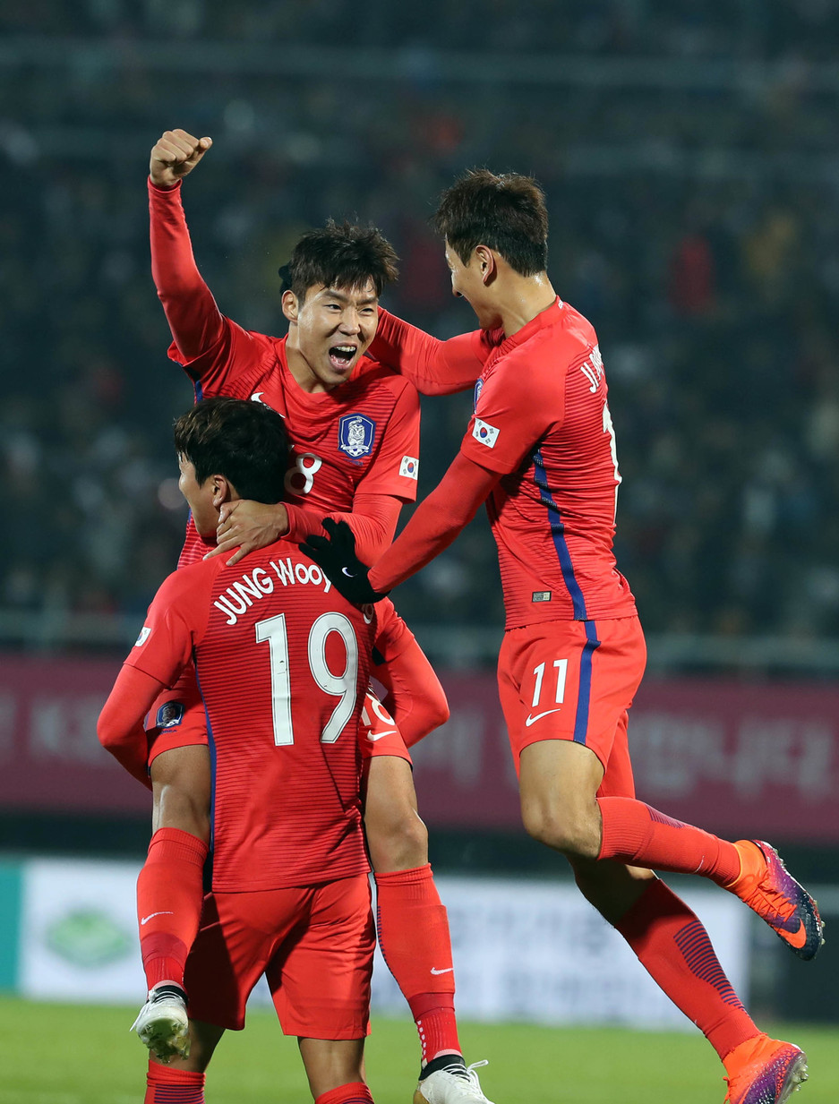 한국의 이정협이 11일 밤 충남 천안종합운동장에서 열린 캐나다와의 축구대표팀 평가전 전반 25분 골을 넣은 뒤 환호하고 있다. 천안/연합뉴스