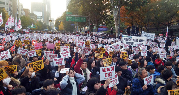 민중총궐기대회가 열리는 12일 오후 서울광장에서 거리를 가득메운채 대회가 열리고 있다. 고한솔 기자 sol@hani.co.kr