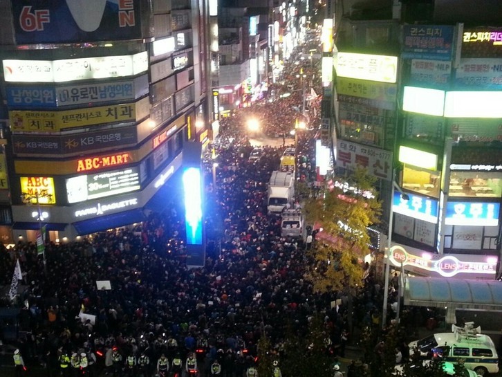 12일 저녁 부산 부산진구 서면 쥬디스태화백화점 앞에서 부산 시민들이 박근혜 대통령의 퇴진을 촉구하는 시국집회를 하고 있다. 주최 쪽은 1만명 이상이 참여했다고 했고, 경찰은 7000여명이라고 주장했다. 부산경찰청 제공
