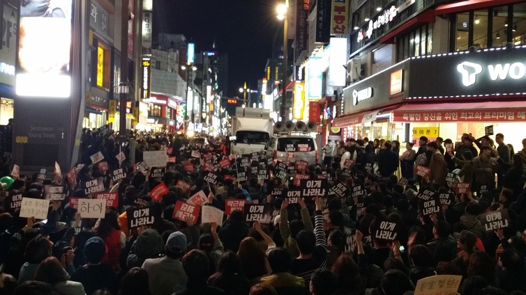 12일 저녁 부산 부산진구 서면 쥬디스태화백화점 앞에서 부산 시민들이 박근혜 대통령의 퇴진을 촉구하는 시국집회를 하고 있다. 주최 쪽은 1만명 이상이 참여했다고 했고, 경찰은 7000여명이라고 주장했다. 김영동 기자