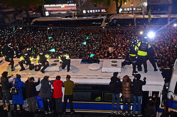 12일 오후 서울 도심에서 열린 박근혜 대통령 퇴진 3차 촛불집회 참가 시민들이 종로구 내자동 로터리에서 청와대로 진격하기 위해 경찰과 대치하고 있다. 사진공동취재단