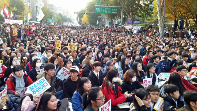 민중총궐기대회가 열리는 12일 오후 서울광장에서 거리를 가득메운채 대회가 열리고 있다. 한겨레 특별취재반 민중총궐기대회가 열리는 12일 오후 서울광장에서 거리를 가득메운채 대회가 열리고 있다. 한겨레 특별취재반