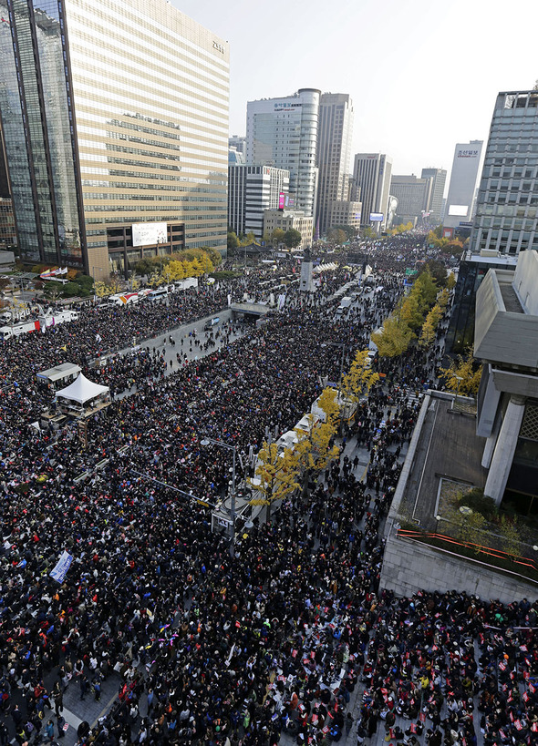 민중총궐기대회가 열리는 12일 오후 서울광장에서 거리를 가득메운채 대회가 열리고 있다. 김명진 기자 littleprince@hani.co.kr 민중총궐기대회가 열리는 12일 오후 서울광장에서 거리를 가득메운채 대회가 열리고 있다. 김명진 기자 littleprince@hani.co.kr
