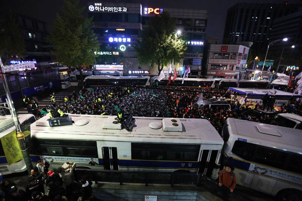 박근혜 퇴진 촉구 3차 촛불집회가 12일 오후 서울 도심에서 열렸다. 경찰이 경복궁역앞을 경찰버스로 막고 있다. 박종식 기자 anaki@hani.co.kr 박근혜 퇴진 촉구 3차 촛불집회가 12일 오후 서울 도심에서 열렸다. 경찰이 경복궁역앞을 경찰버스로 막고 있다. 박종식 기자 anaki@hani.co.kr