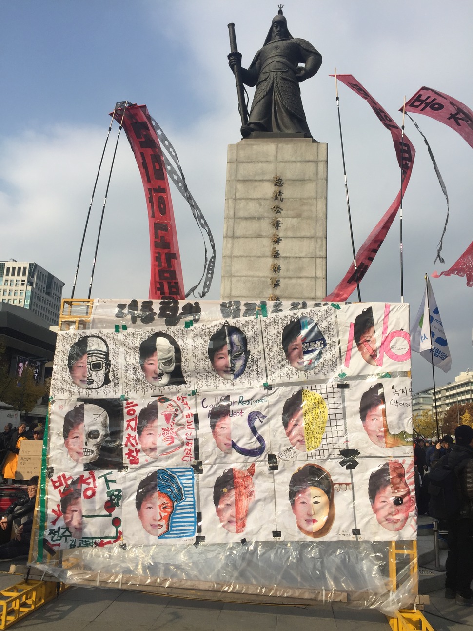 12일 서울 광화문 이순신 장군 동상 앞에 박근혜 대통령의 모습을 희화화한 그림이 걸려 있다. 박수지 기자