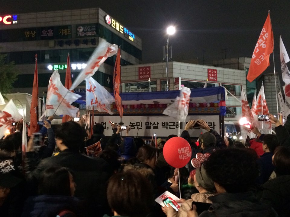 민중총궐기에 참가한 시민들이 12일 밤 서울 종로구 경복궁역 인근에 세워진 차벽 앞에서 박근혜 하야를 촉구하고 있다. 박수진 기자