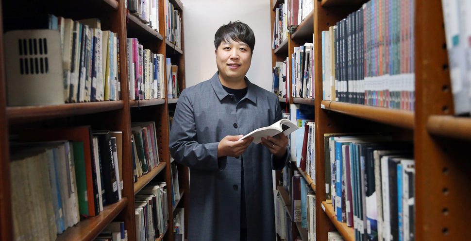 출판사 최측의농간 신동혁 대표. 김경호 선임기자 jijae@hani.co.kr