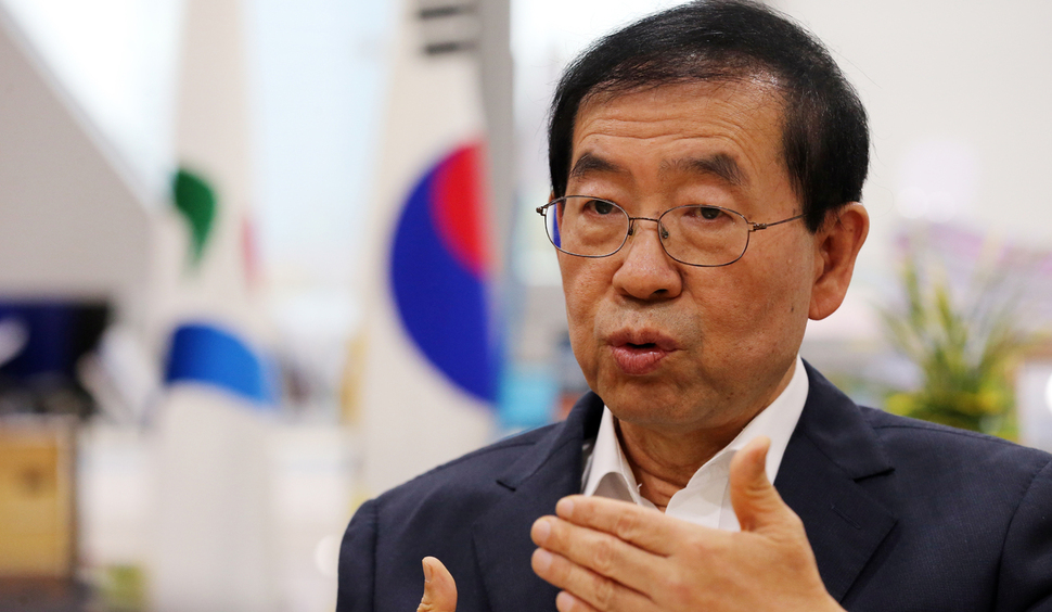 박원순 서울시장이 13일 오후 서울시청 집무실에서 한겨레와 인터뷰를 하고 있다. 김경호 선임기자 jijae@hani.co.kr