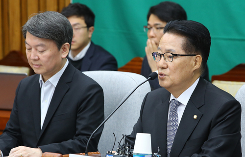 국민의당 박지원 비상대책위원장이 14일 오전 국회에서 열린 비대위원 및 국회의원 연석회의에서 “야3당이 영수회담을 통해 총리를 선임해 하야와 탄핵에 대비하고 개헌과 더불어 대선을 치러야 한다”고 말하고 있다. 왼쪽은 안철수 전 국민의당당 공동대표. 연합뉴스.